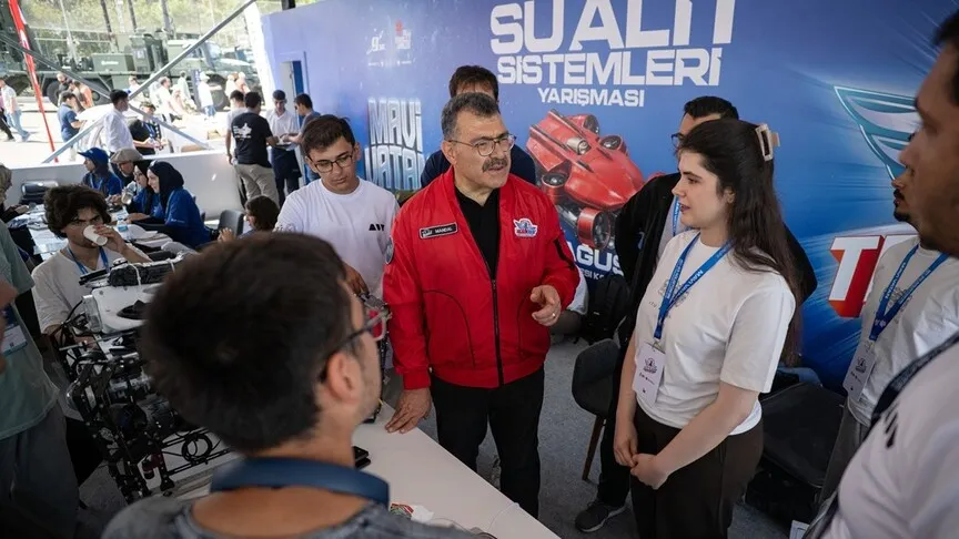 İTÜ Rektörü Mandal, TEKNOFEST Mavi Vatan'da teknoloji yarışmaları alanını ziyaret etti