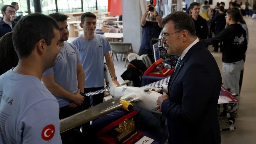 İTÜ Rektörü Mandal, TEKNOFEST'te başarılı olan proje takımlarıyla buluştu